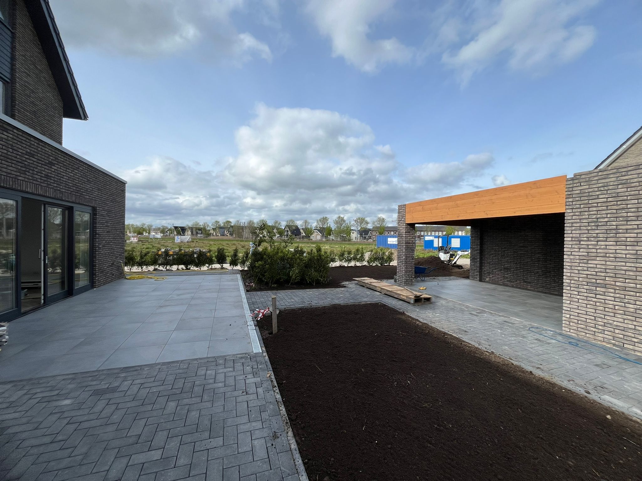 aanleg bestrating met overkapping en berging in stadshagen