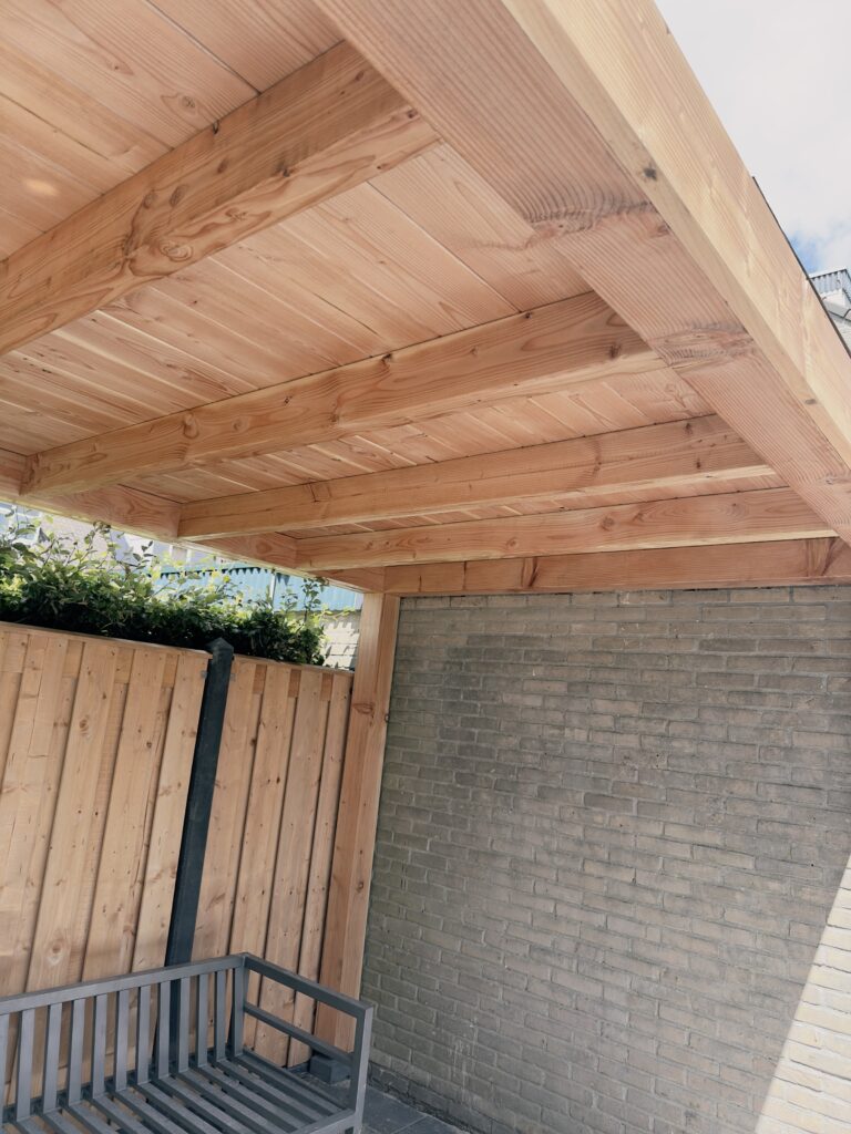 detailfoto overkapping van douglas hout