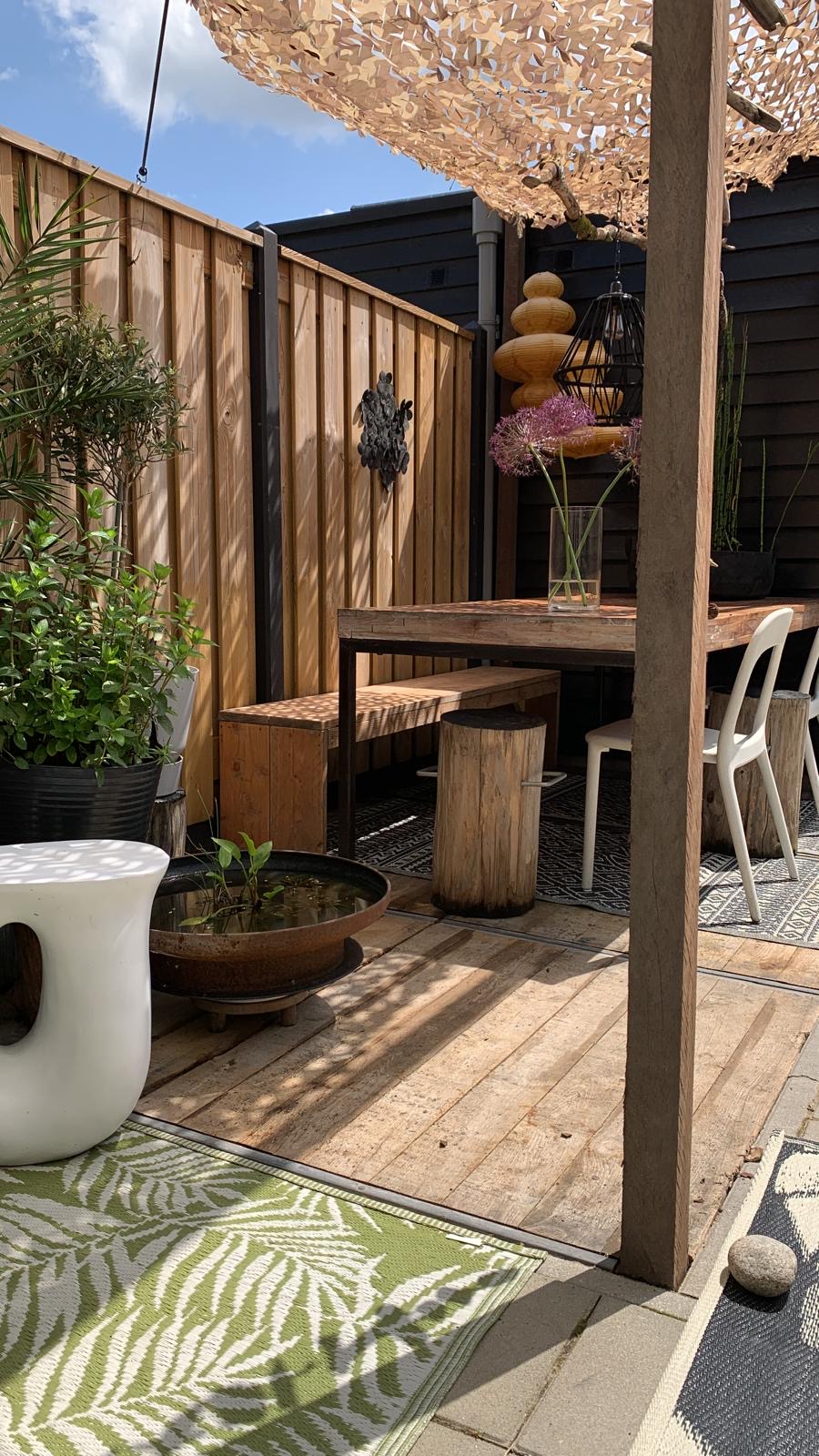 sfeervolle tuin met douglas palen en hout tegels